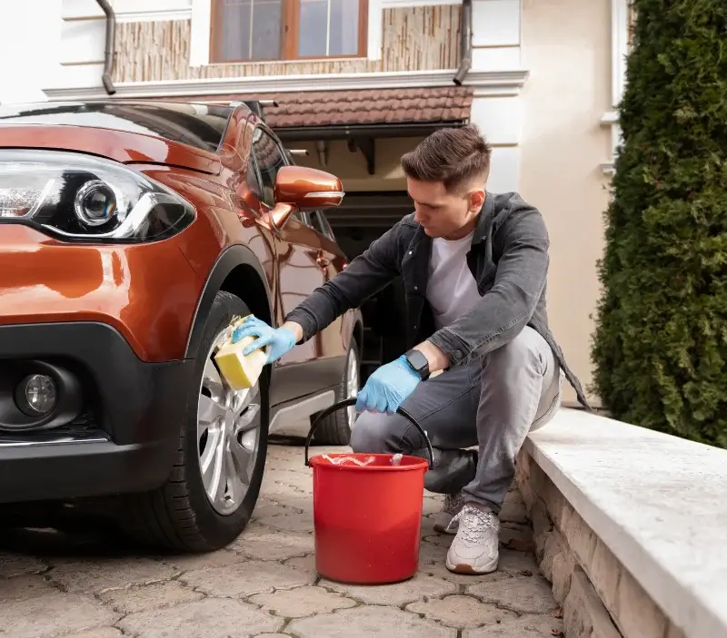 Lavage auto à domicile Verton : professionnel intervenant sur un véhicule